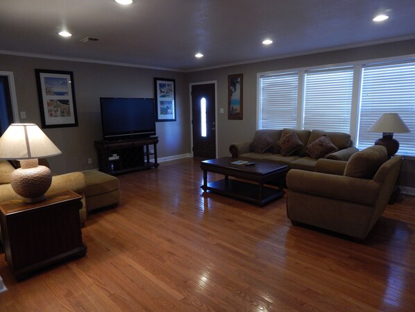 Smart TV, fireplace, DVD player, books - Newly Remodeled and Brand New Furniture, (Biloxi)