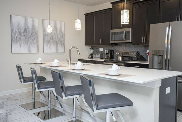 Jääkaappi, mikroaaltouuni, uuni, liesi