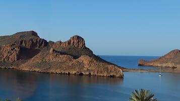 Una spiaggia nelle vicinanze