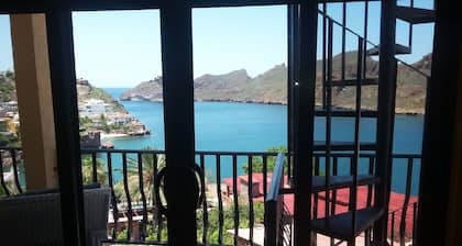 Hermosa casa en la ladera con vista de millones de dólares con vistas al océano y la bahía