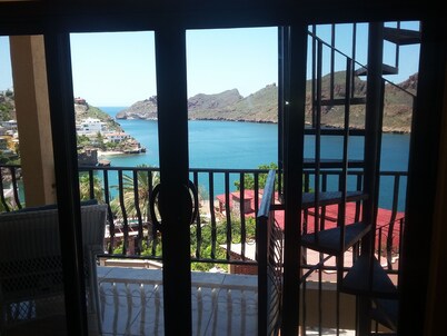 Hermosa casa en la ladera con vista de millones de dólares con vistas al océano y la bahía
