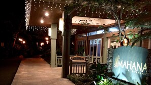 Ein Hotel Eingang bei Nacht, mit dem Schild "MAHANA AT KA'ANAPAL".