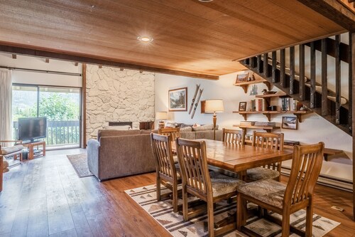 Snowcreek #97 - Great Views. Large. 2 bedroom + loft, 2 bathroom, 3-level condo. Sleeps 8