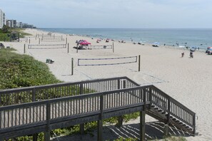 Plage à proximité, chaises longues, serviettes de plage