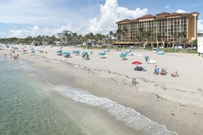 Beach nearby, sun-loungers, beach towels