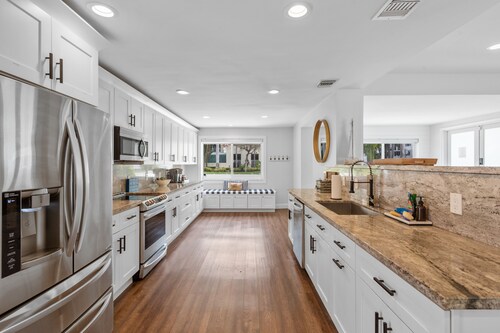 2 blocks to the beach-Dock-Ocean Access boating-Pool-Grill-Fully updated-Tikihut