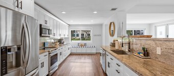 2 blocks to the beach-Dock-Ocean Access boating-Pool-Grill-Fully updated-Tikihut