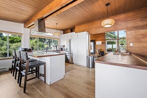 冷蔵庫、電子レンジ、オーブン、コンロ