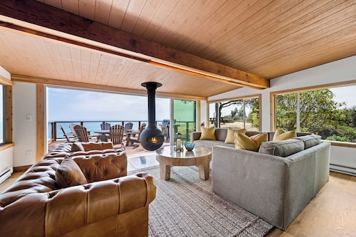 Newly Renovated Oceanfront Retreat in Bolinas with Spa and huge fenced yard 