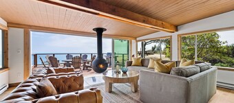 Spektakuläre Strandpromenade mit unvergleichlichem Panoramablick auf krachende Wellen