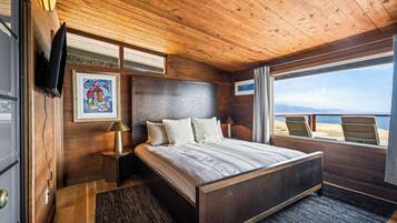 5 bedrooms, iron/ironing board, travel crib, free WiFi