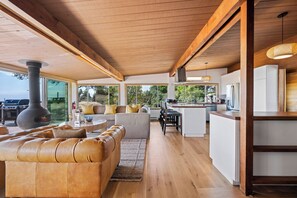 Smart TV, fireplace, stereo