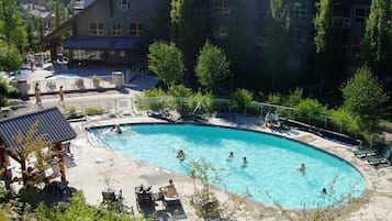 Alberca al aire libre y alberca climatizada