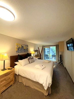 1 Schlafzimmer, Zimmersafe, Schreibtisch, Bügeleisen/Bügelbrett