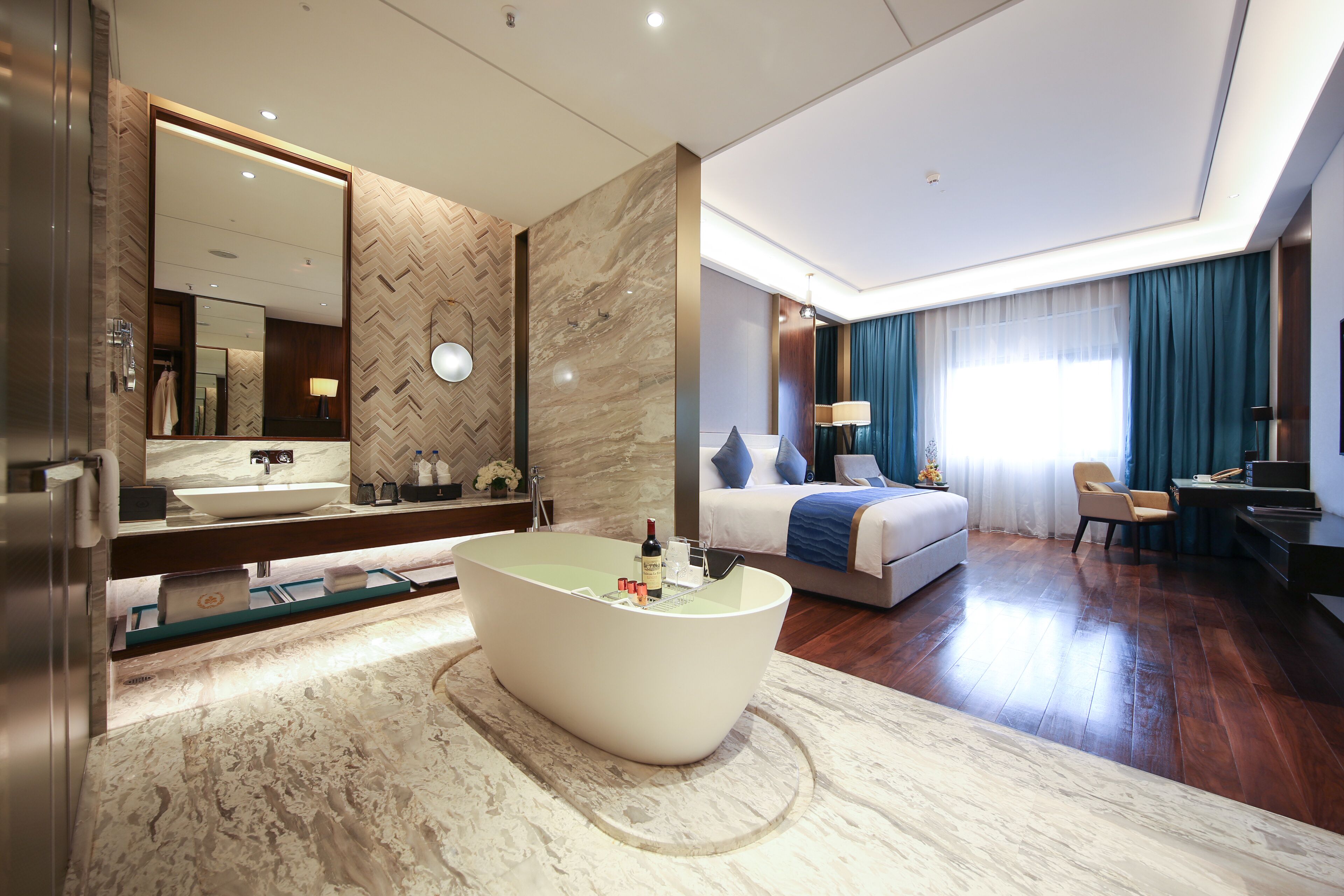 Minibar, Zimmersafe, Schreibtisch, Verdunkelungsvorhänge