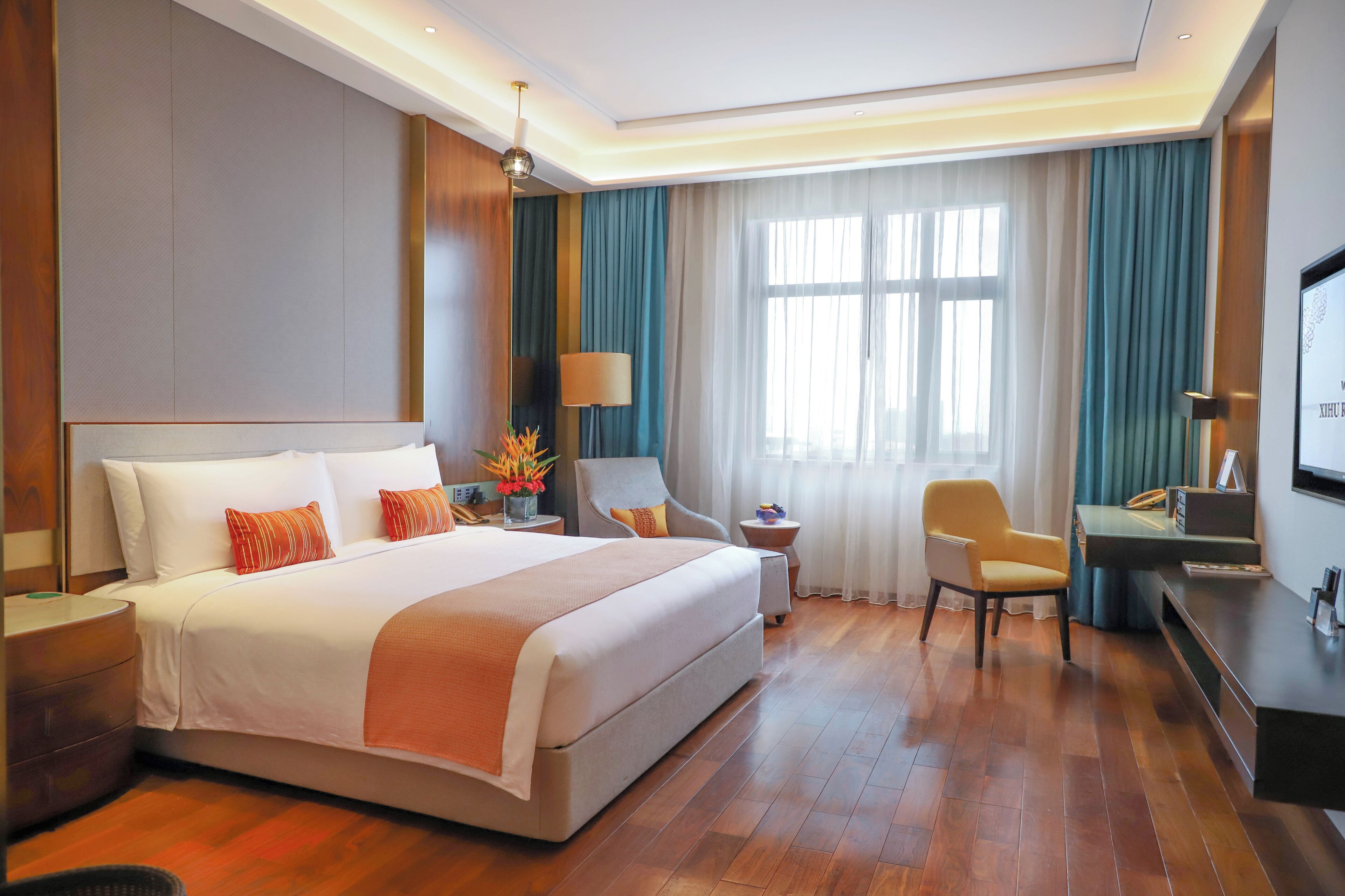 Executive Deluxe (City View) | Minibar, in-room safe, desk, blackout drapes