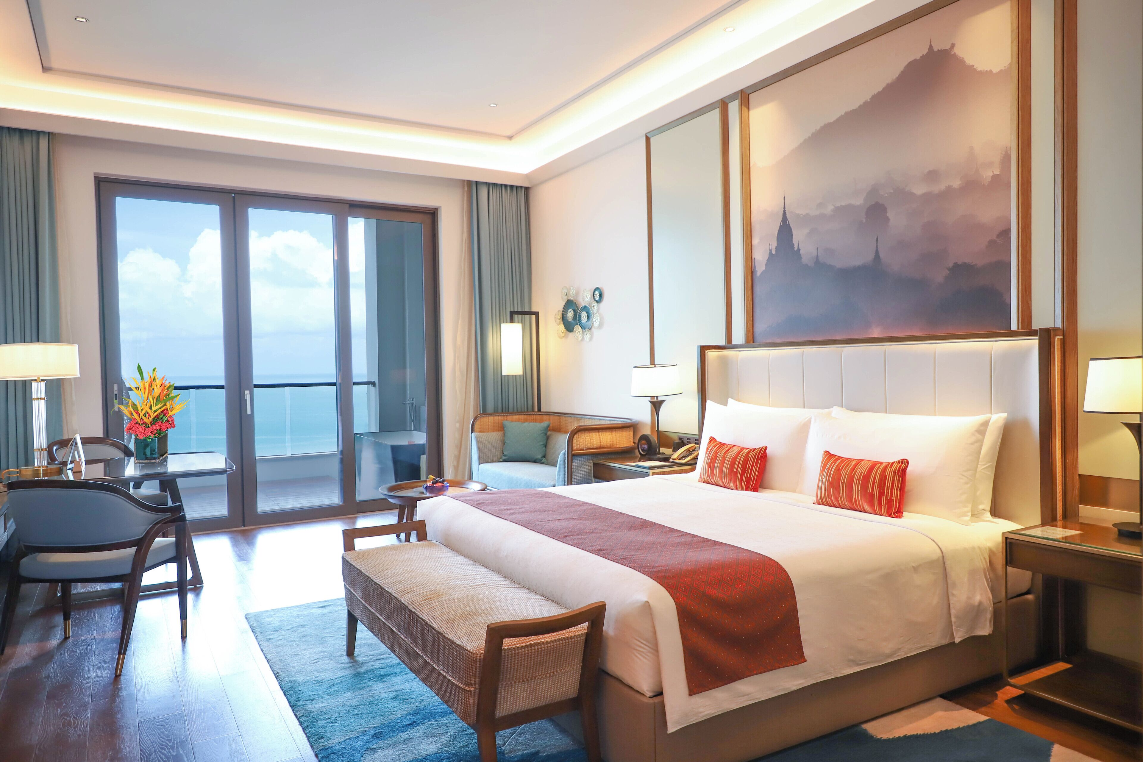 Executive Premier (Sea View) | Minibar, in-room safe, desk, blackout drapes