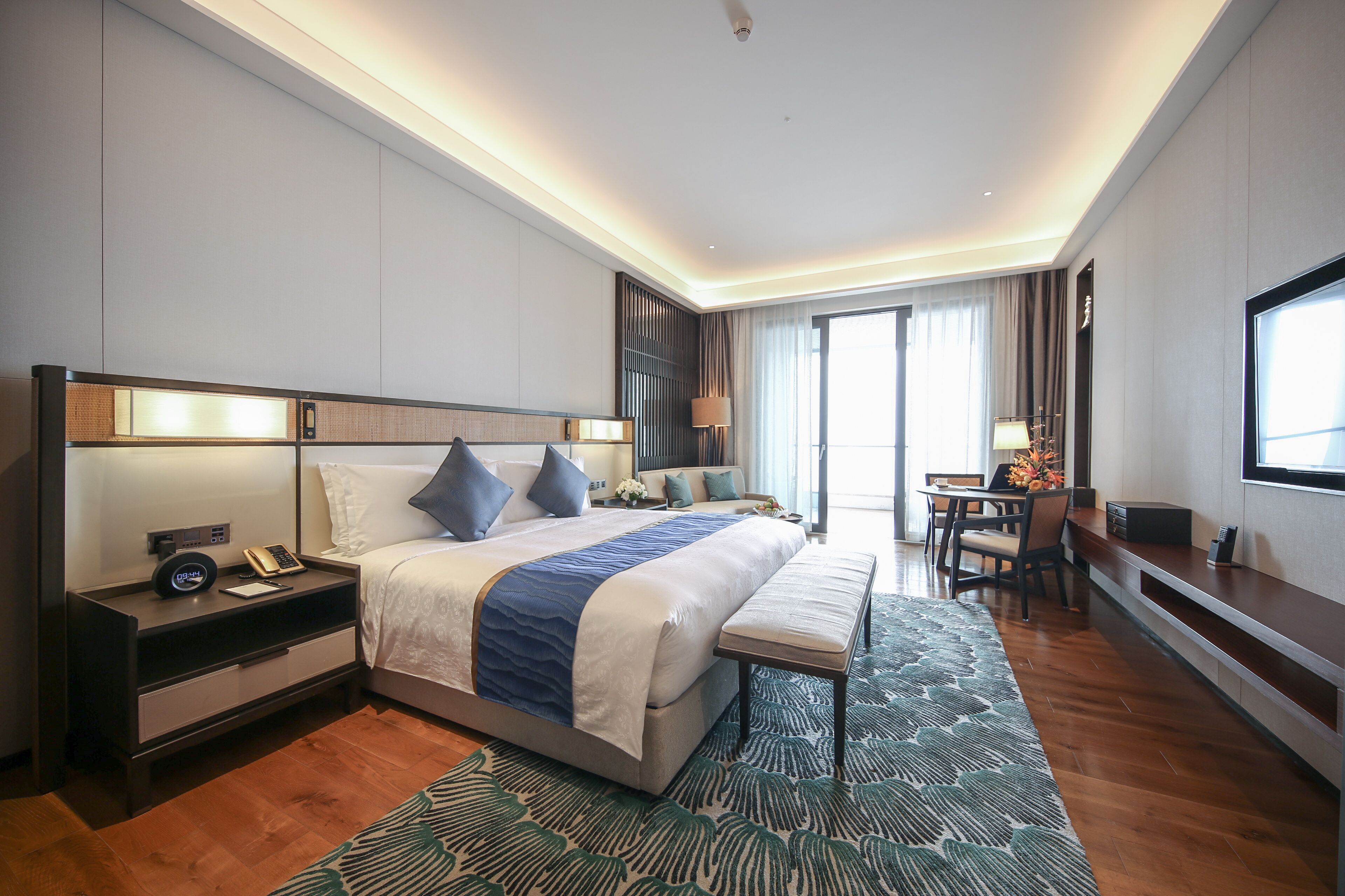 Premier King (Sea View) | Minibar, in-room safe, desk, blackout drapes