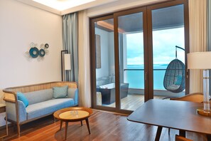 Executive Premier (Sea View) | Ruang tamu | TV LCD 
