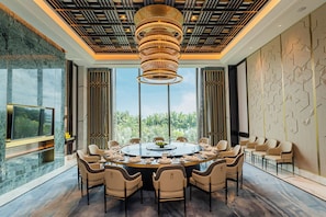 Family dining - Xihu Resort Hotel (Sihanoukville)