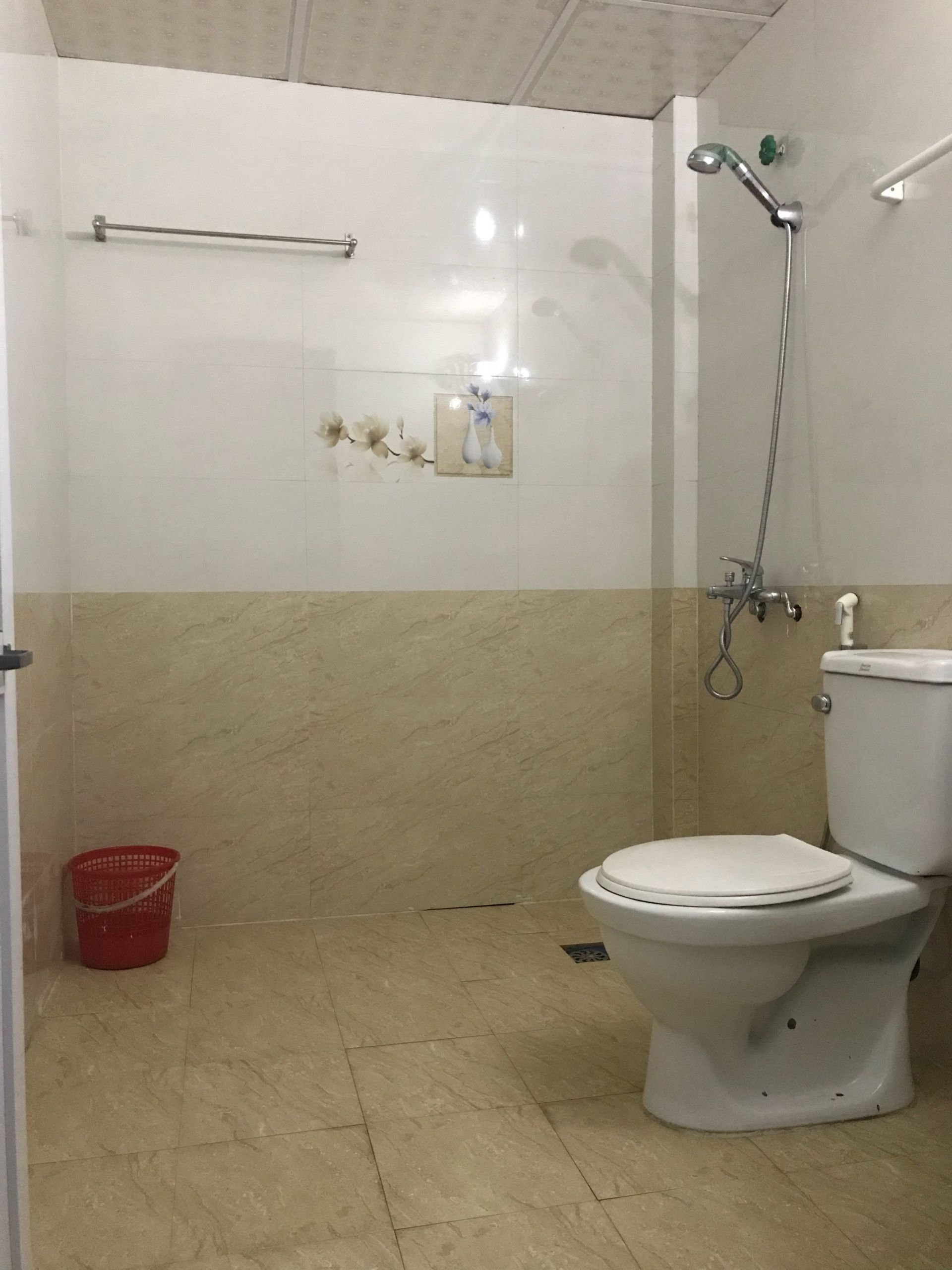 Shower, perlengkapan mandi gratis, sandal, dan handuk