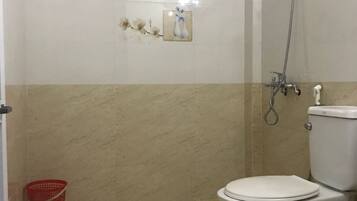 Shower, perlengkapan mandi gratis, sandal, dan handuk