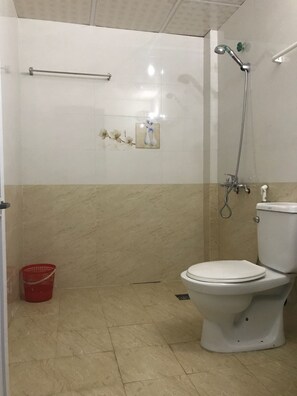 Dusche, kostenlose Toilettenartikel, Hausschuhe, Handtücher