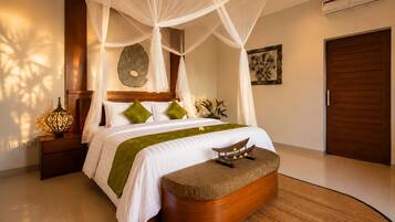 Premium bedding, minibar, desk, iron/ironing board