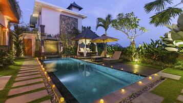 Piscina externa, guarda-sóis, espreguiçadeiras