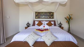 Frigobar, escrivaninha, ferros/tábuas de passar roupa