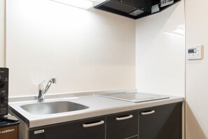 冷蔵庫、電子レンジ、コンロ、電気ポット