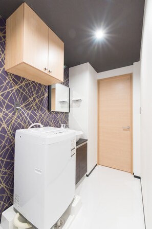 Superior Triple Room | Bathroom | Combined shower/bathtub, free toiletries, hair dryer, slippers