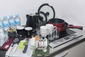 Réfrigérateur, micro-ondes, plaque de cuisson, bouilloire électrique