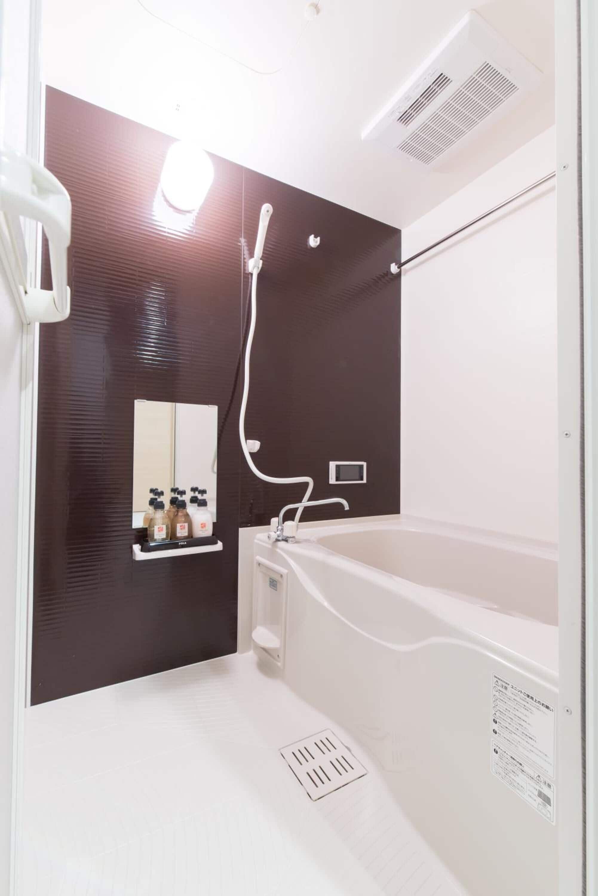 Kombinasi shower/bathtub dan perlengkapan mandi gratis