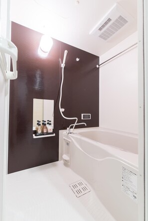 Duschwanne, kostenlose Toilettenartikel, Haartrockner, Hausschuhe