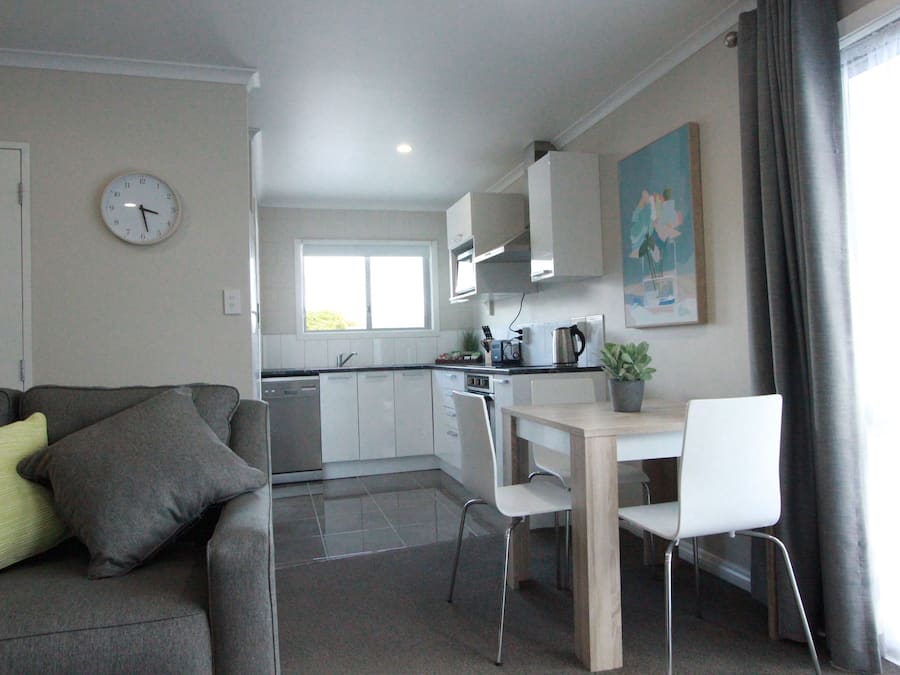 Superior Apartment, Multiple Beds (Unit 1) | In-room dining