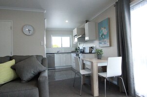 Superior Apartment, Multiple Beds (Unit 1) | In-room dining