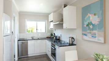 Superior appartement, meerdere bedden (Unit 1) | Privékeuken | Een koelkast/vriezer, een magnetron, een oven, een kookplaat