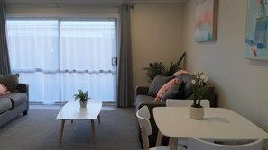 Apartament superior, 2 dormitoris | Sala d'estar | Televisor intel·ligent i Netflix 