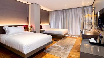 Deluxe Queen | Premium bedding, in-room safe, desk, iron/ironing board