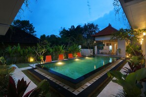 Hồ bơi ngoài trời 