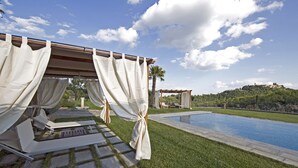 A poolside area with a pergola and a covered seating area. - Podere Le Volte - Country House (Pergine Valdarno)
