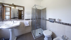 A bathroom with a pedestal sink, a glass-enclosed shower, a toilet, and a bidet. - Podere Le Volte - Country House (Pergine Valdarno)