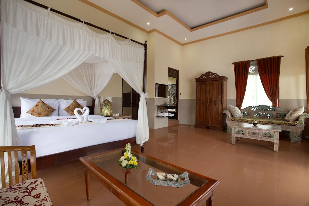 Deluxe Room, 1 Bedroom | Minibar, desk, iron/ironing board, free cribs/infant beds
