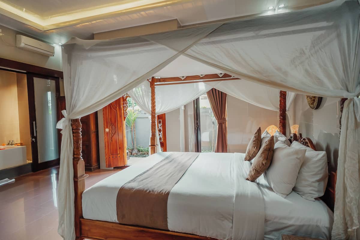 Villa, 1 Bedroom, Hot Tub | Minibar, desk, iron/ironing board, free cribs/infant beds