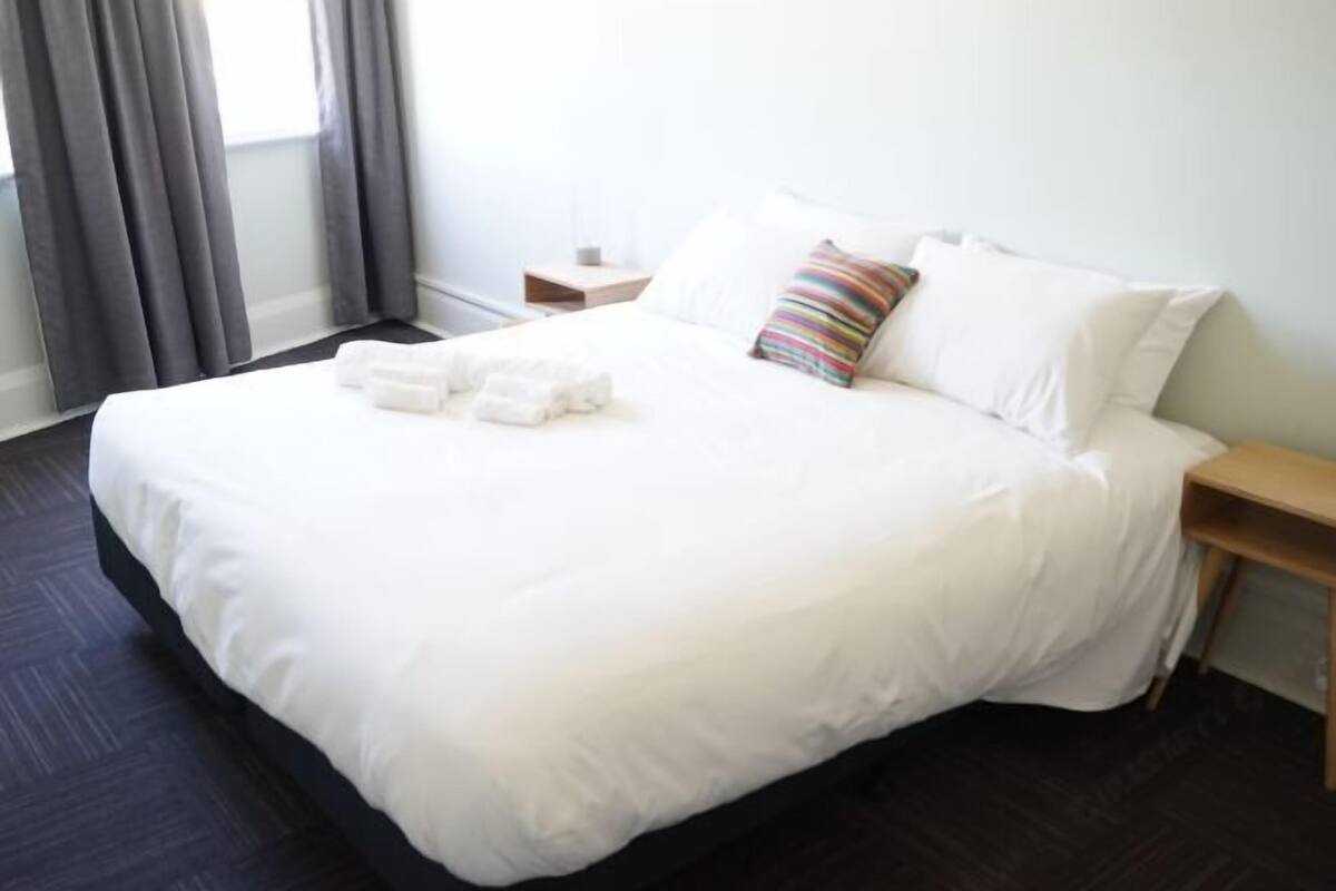 Egyptian cotton sheets, premium bedding, WiFi (free), bed sheets