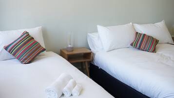 Habitación triple | Sábanas de algodón egipcio, ropa de cama de alta calidad y wifi gratis