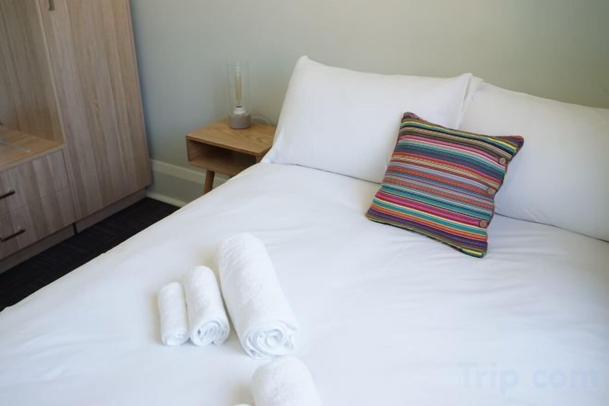 Egyptian cotton sheets, premium bedding, WiFi (free), bed sheets