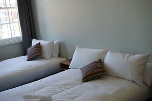 Triple Room | Egyptian cotton sheets, premium bedding, free WiFi, bed sheets - Rosehill Hotel (Granville)