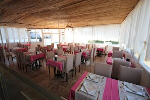 Free daily buffet breakfast - Hotel Paris (Ayvalik)